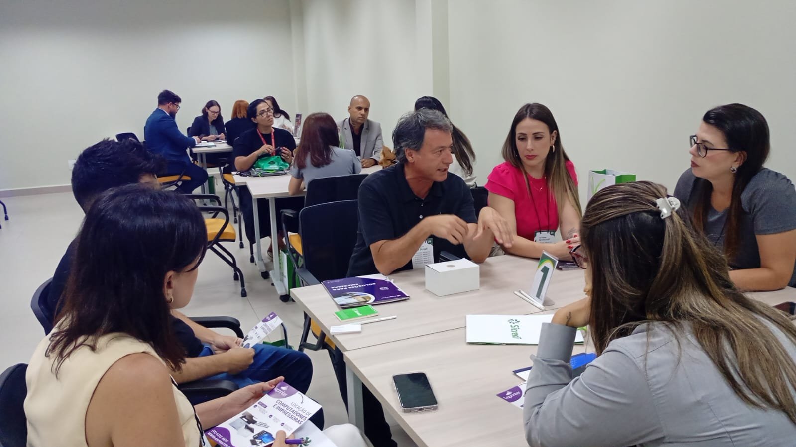 Empresários reunidos em uma rodada de negócios