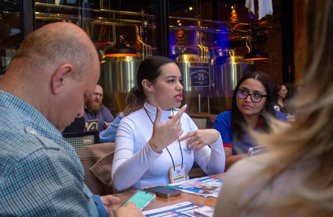 Empresária apresentando sua empresa aos participantes